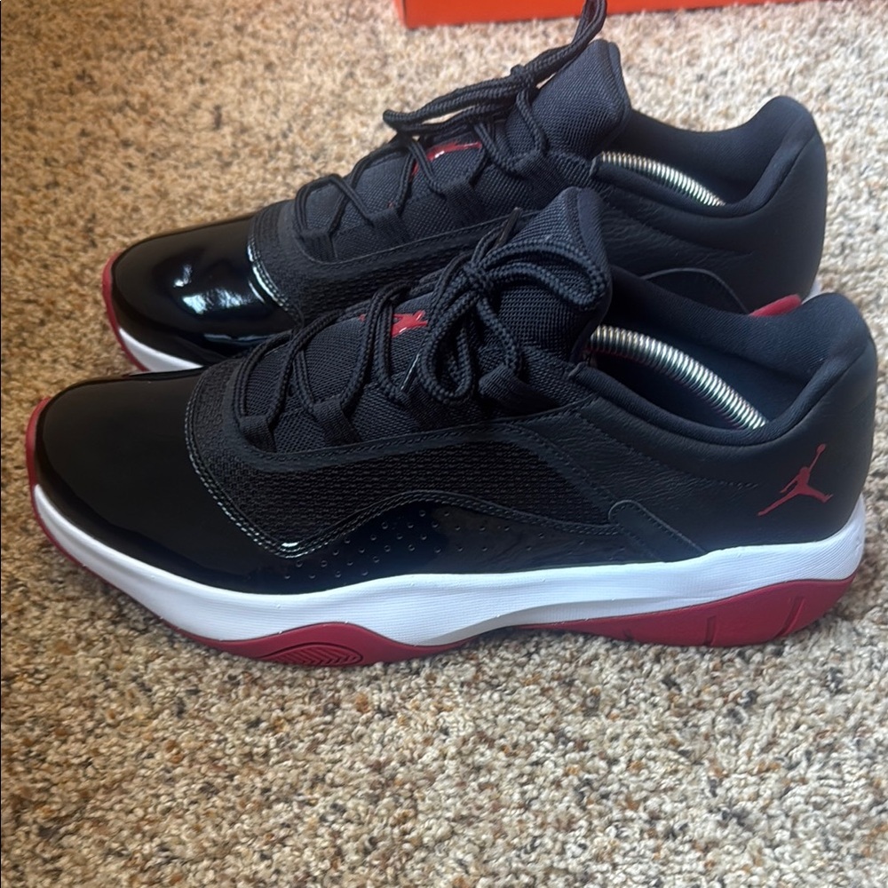 Jordan Men's Black and Red Sneakers